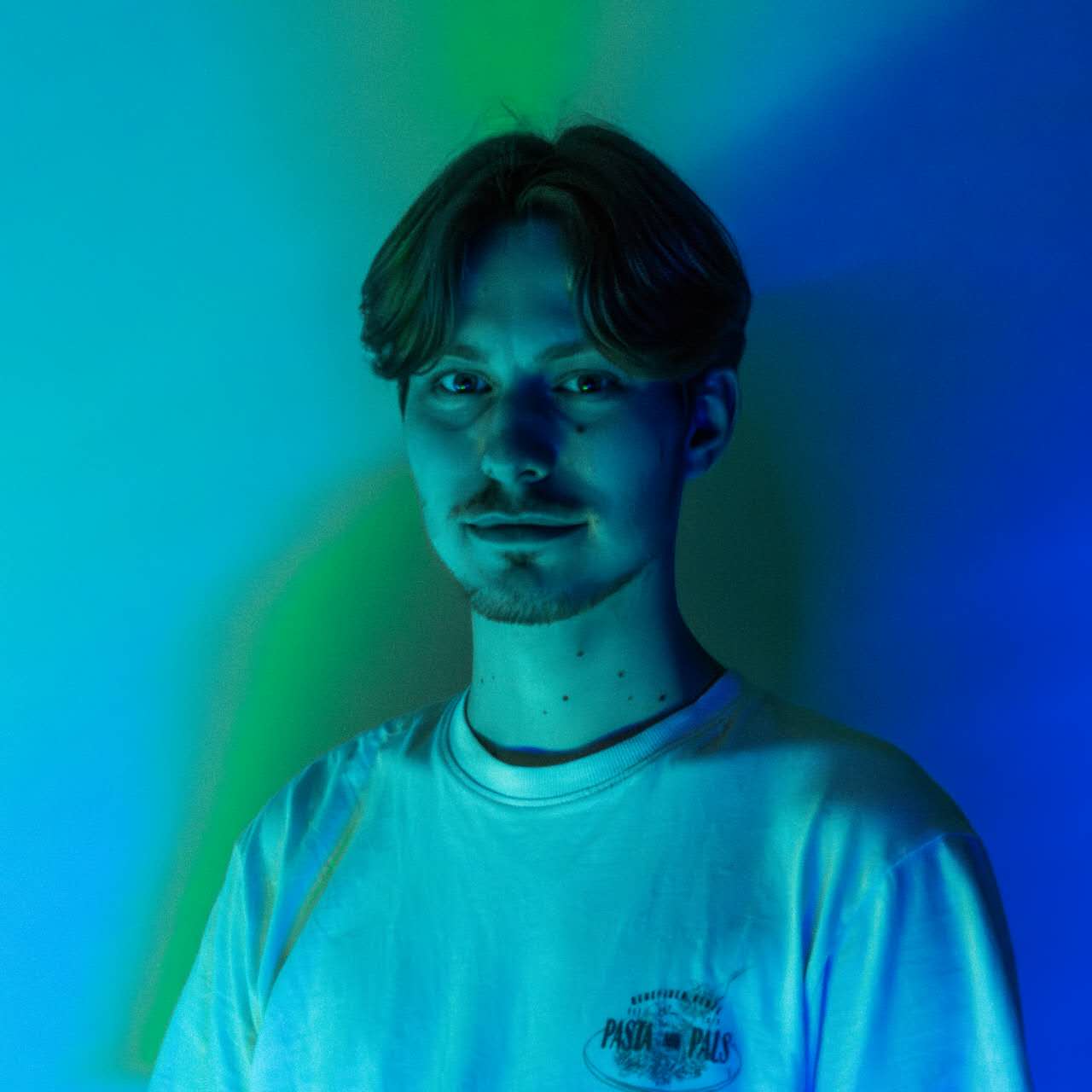 DJ Remco achter de draaitafels in een club in België